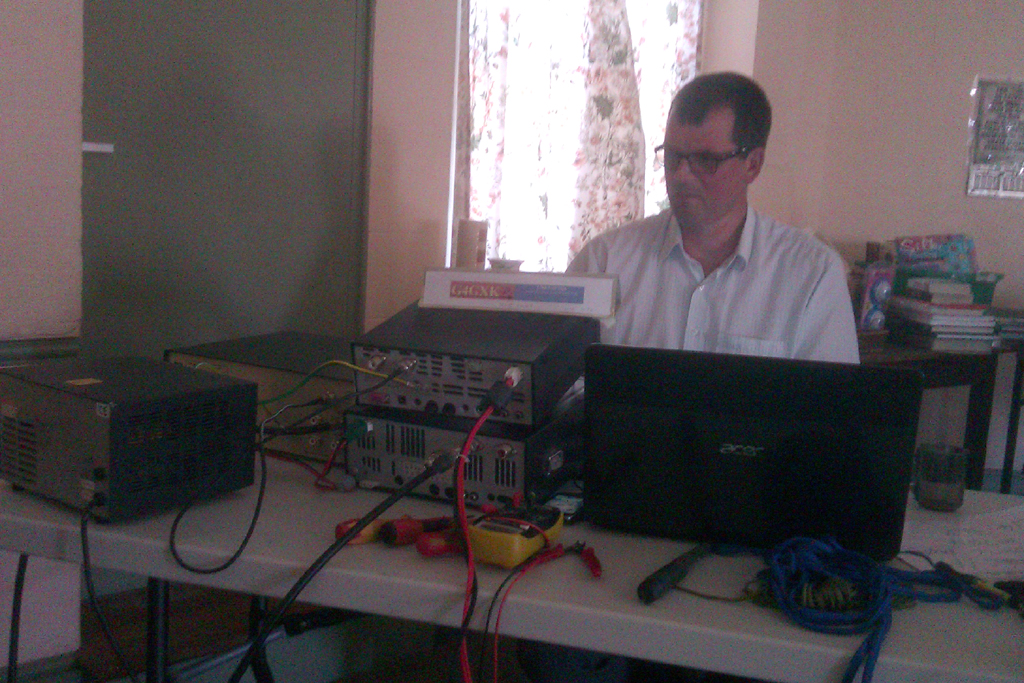 M0WMB in the shack at St Ive field day